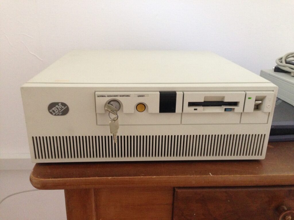 Gerät auf Küchentisch, sieht aus wie ein sehr alter beiger Desktop-PC