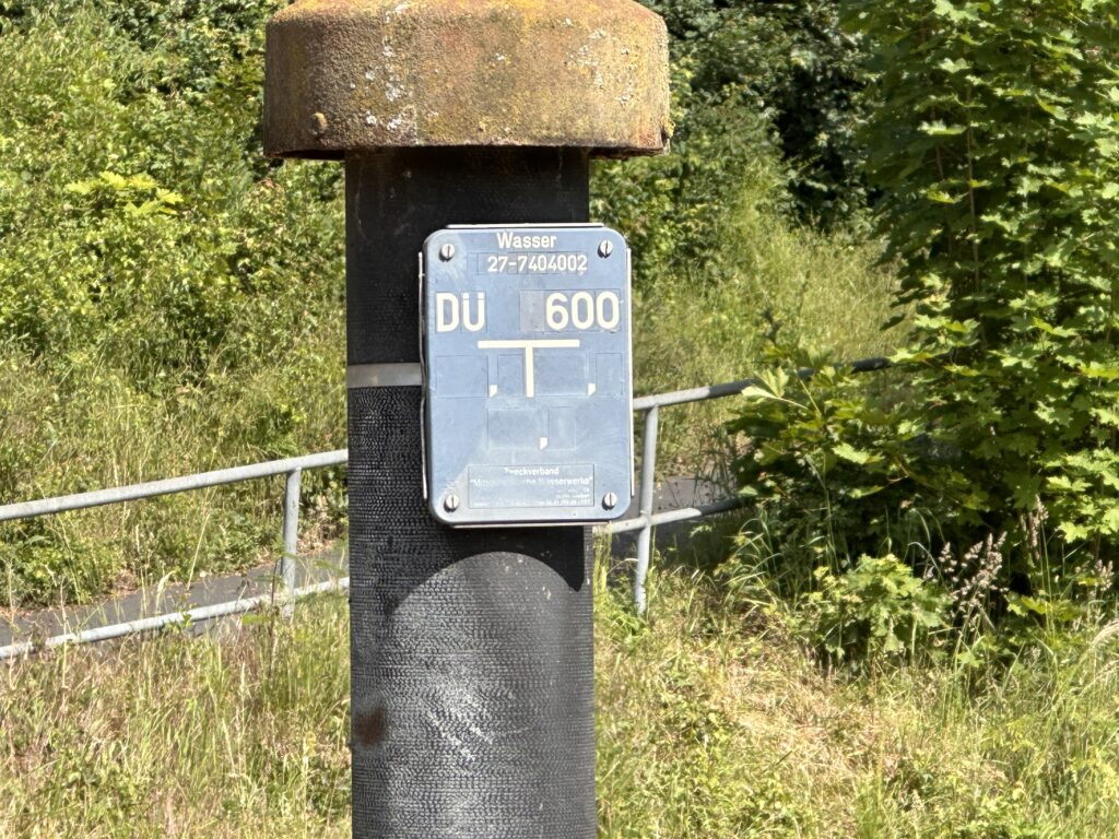 Hinweis auf einen Düker der Hauptleitung 2.7 unter der Lahn