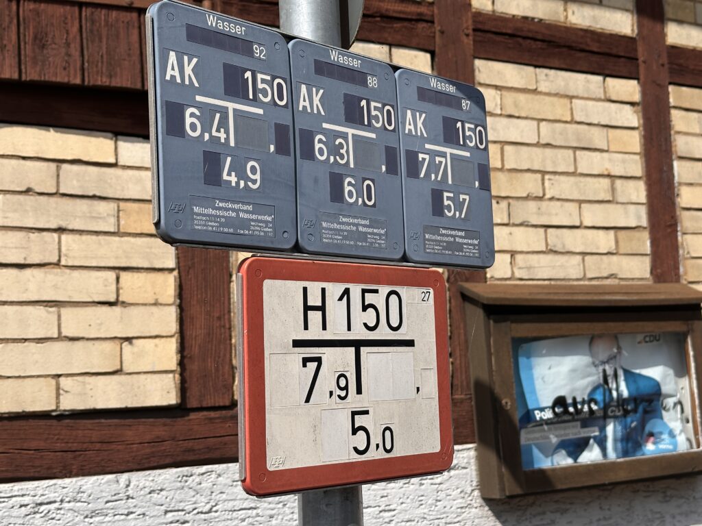 Hinweisschilder auf eher selten vorzufindende innerörtliche Armaturen des Zweckverbands